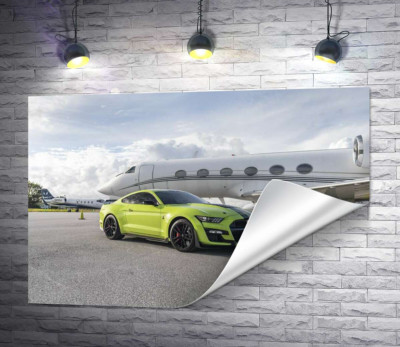 Автомобиль Ford Mustang GT500 Shelby возле самолёта