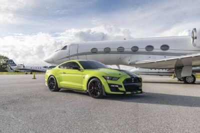 Автомобиль Ford Mustang GT500 Shelby возле самолёта