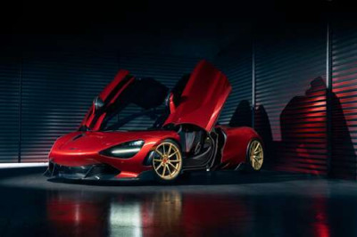 Футуристический красный автомобиль McLaren 720S