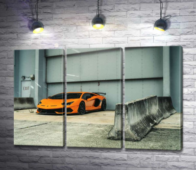 Модульна картина "Помаранчевий автомобіль Lamborghini Aventador біля ангара"