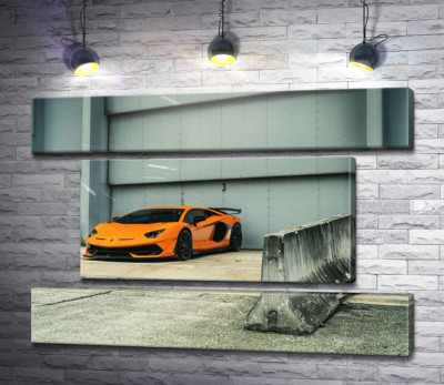 Модульная картина "Оранжевый автомобиль Lamborghini Aventador возле ангара"