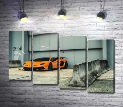 Модульная картина "Оранжевый автомобиль Lamborghini Aventador возле ангара"