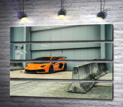 Модульная картина "Оранжевый автомобиль Lamborghini Aventador возле ангара"