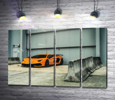 Помаранчевий автомобіль Lamborghini Aventador біля ангара