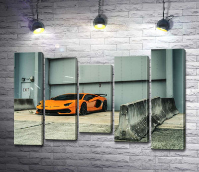 Модульна картина "Помаранчевий автомобіль Lamborghini Aventador біля ангара"