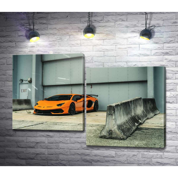 Помаранчевий автомобіль Lamborghini Aventador біля ангара