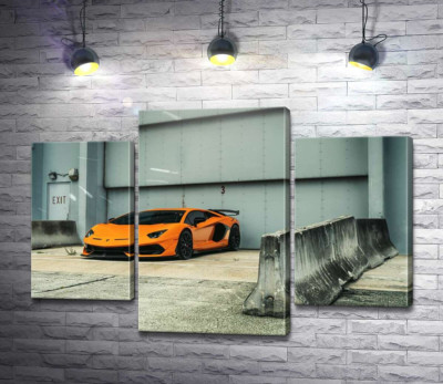 Модульная картина "Оранжевый автомобиль Lamborghini Aventador возле ангара"