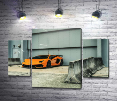 Модульная картина "Оранжевый автомобиль Lamborghini Aventador возле ангара"