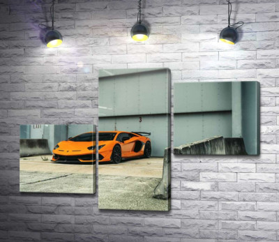 Помаранчевий автомобіль Lamborghini Aventador біля ангара