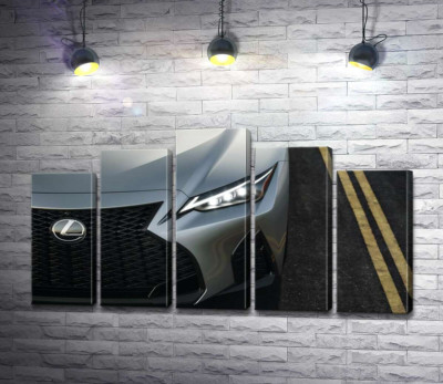 Витончена фара сріблястого автомобіля Lexus IS 300