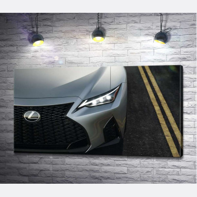 Витончена фара сріблястого автомобіля Lexus IS 300