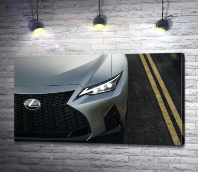 Изящная фара серебристого автомобиля Lexus IS 300