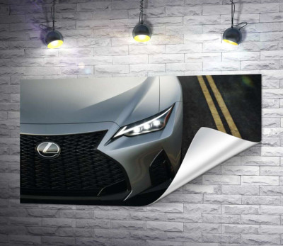 Изящная фара серебристого автомобиля Lexus IS 300