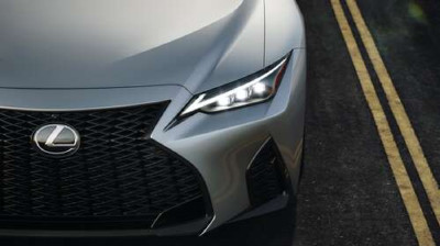 Витончена фара сріблястого автомобіля Lexus IS 300
