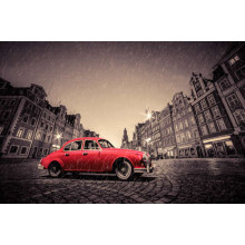 Красный ретро-автомобиль на дождливой мостовой Вроцлава