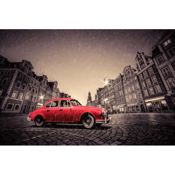 Червоний ретро-автомобіль на дощовій бруківці Вроцлава
