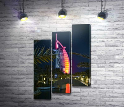 Ночной вид на яркий парус отеля Burj Al Arab