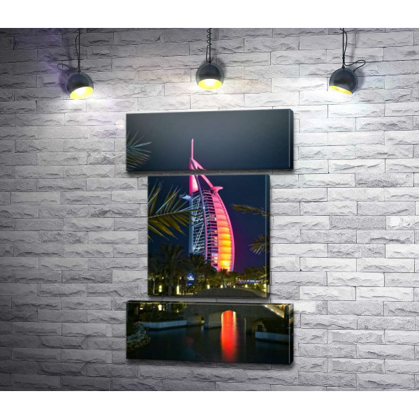 Нічний вид на яскраве вітрило готелю Burj Al Arab