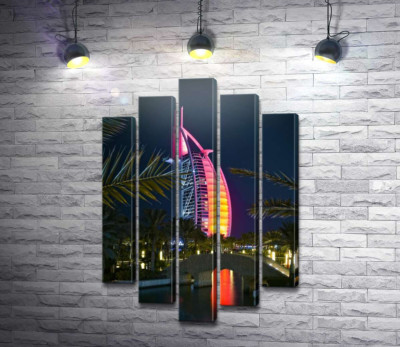 Нічний вид на яскраве вітрило готелю Burj Al Arab