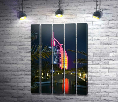 Ночной вид на яркий парус отеля Burj Al Arab