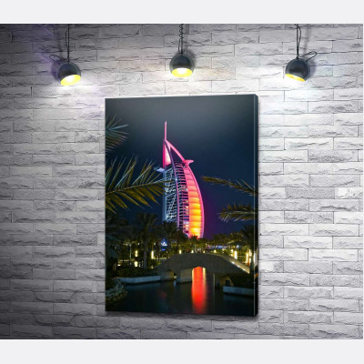 Ночной вид на яркий парус отеля Burj Al Arab