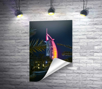 Нічний вид на яскраве вітрило готелю Burj Al Arab