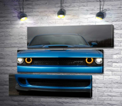 Анфас синего автомобиля Dodge Challenger SRT Hellcat 2019