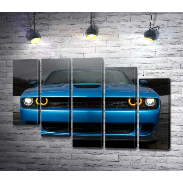 Анфас синего автомобиля Dodge Challenger SRT Hellcat 2019