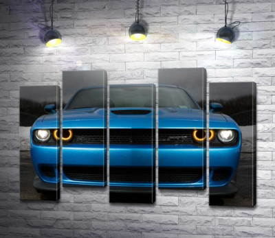 Анфас синього автомобіля Dodge Challenger SRT Hellcat 2019