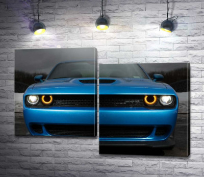 Анфас синего автомобиля Dodge Challenger SRT Hellcat 2019