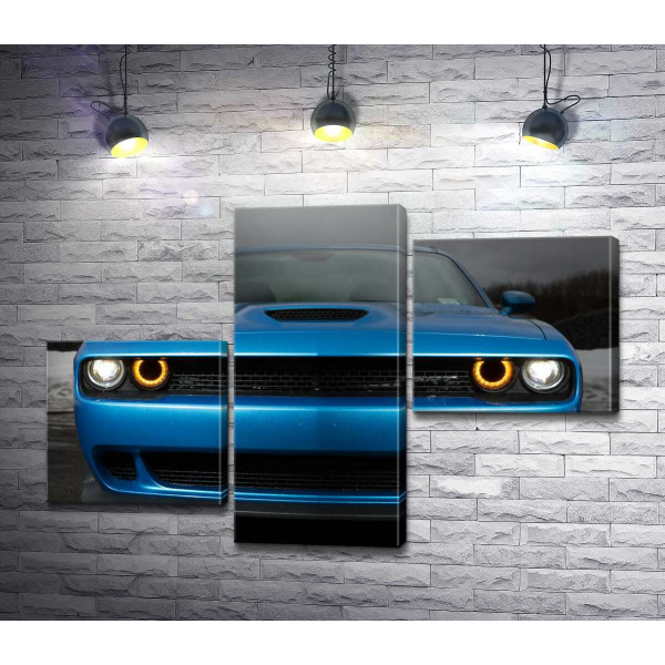 Анфас синего автомобиля Dodge Challenger SRT Hellcat 2019