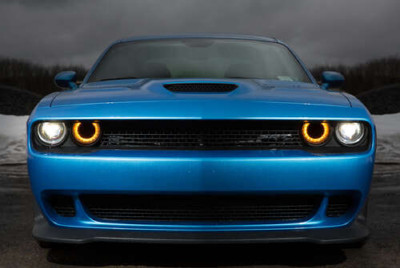 Анфас синього автомобіля Dodge Challenger SRT Hellcat 2019