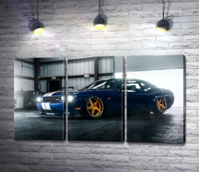 Модульна картина "Синій спорткар Dodge Challenger заїжджає в гараж"