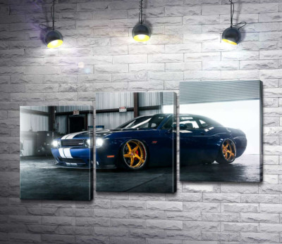 Модульна картина "Синій спорткар Dodge Challenger заїжджає в гараж"