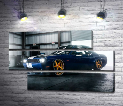 Модульная картина "Синий спорткар Dodge Challenger заезжает в гараж"