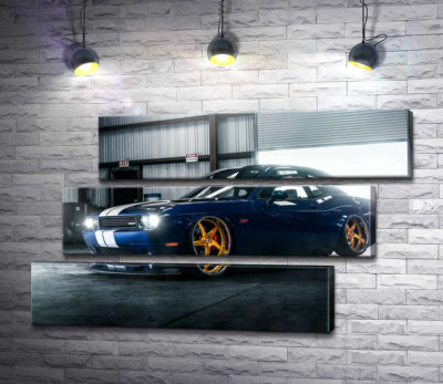 Синій спорткар Dodge Challenger заїжджає в гараж