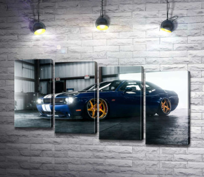 Синий спорткар Dodge Challenger заезжает в гараж