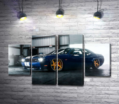 Синій спорткар Dodge Challenger заїжджає в гараж