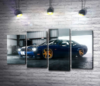 Синий спорткар Dodge Challenger заезжает в гараж