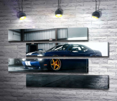 Модульная картина "Синий спорткар Dodge Challenger заезжает в гараж"