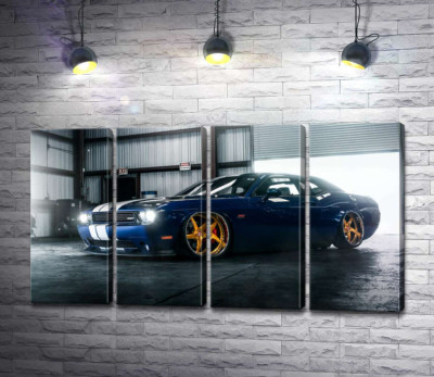 Модульная картина "Синий спорткар Dodge Challenger заезжает в гараж"