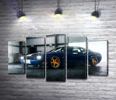 Синій спорткар Dodge Challenger заїжджає в гараж