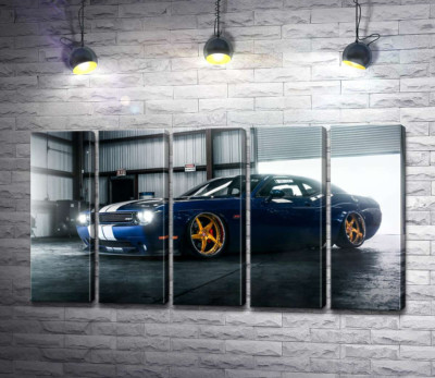 Синій спорткар Dodge Challenger заїжджає в гараж