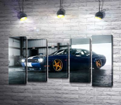 Модульна картина "Синій спорткар Dodge Challenger заїжджає в гараж"