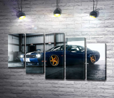 Модульная картина "Синий спорткар Dodge Challenger заезжает в гараж"