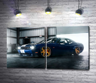 Синій спорткар Dodge Challenger заїжджає в гараж
