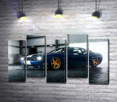 Модульна картина "Синій спорткар Dodge Challenger заїжджає в гараж"