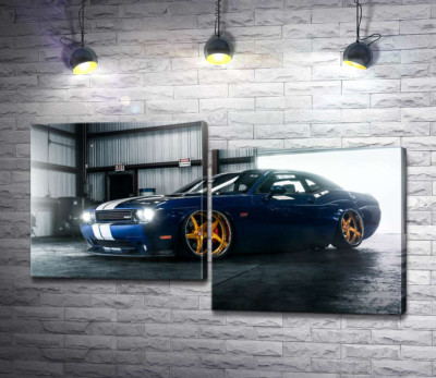 Синий спорткар Dodge Challenger заезжает в гараж