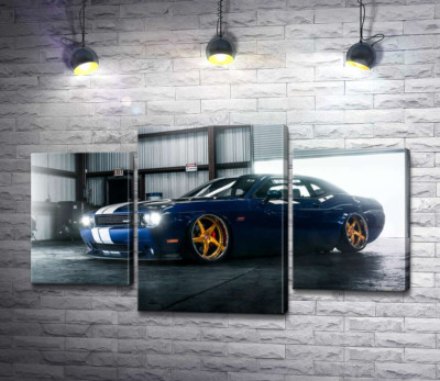 Модульная картина "Синий спорткар Dodge Challenger заезжает в гараж"
