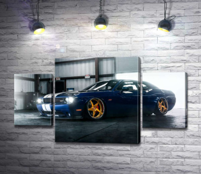 Модульна картина "Синій спорткар Dodge Challenger заїжджає в гараж"